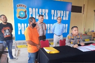 SA (57) ditangkap Polsek Tampan karena tipu orangtua yang memasukkan anaknya ke SMKN 4 Pekanbaru (foto/antara)